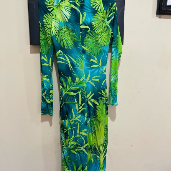 GIANNI VERSACE COUTURE RUNWAY JUNGLE-PRINT DEEP V-NECK MIDI DRESS IN GREEN - Picture 10 of 10